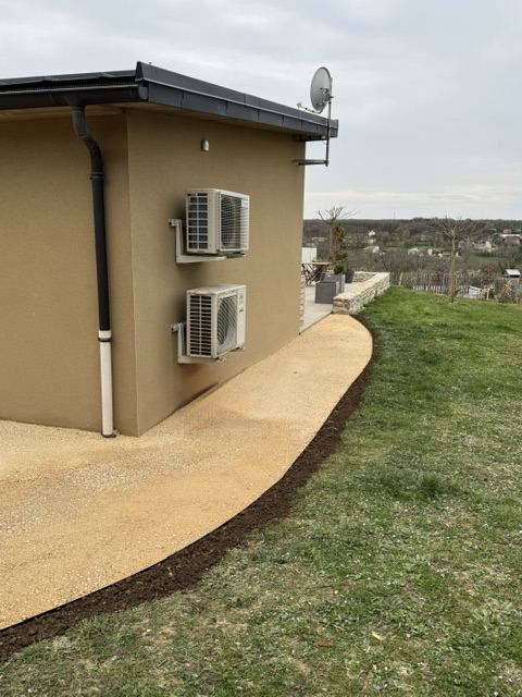 Allée en gravier stabilisé le long de la maison — BPA TP