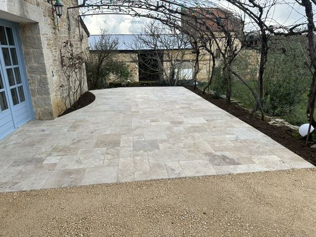 Terrasse en travertin sous pergola — BPA TP